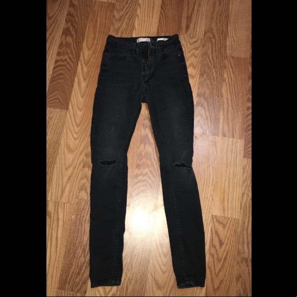 GUESS HIGH RISE SKINNY JEANS .